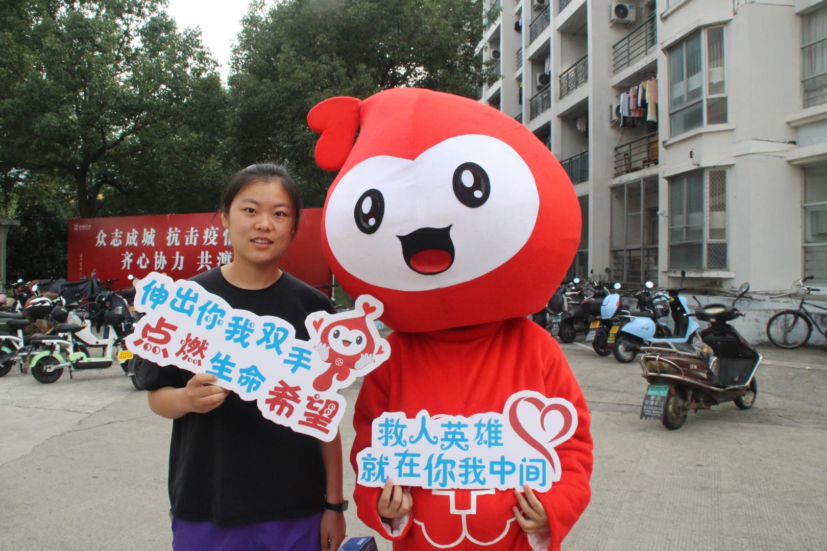 志愿者与血宝宝合影.jpg