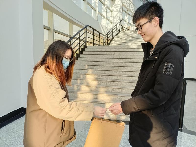 3颁发奖品.jpg