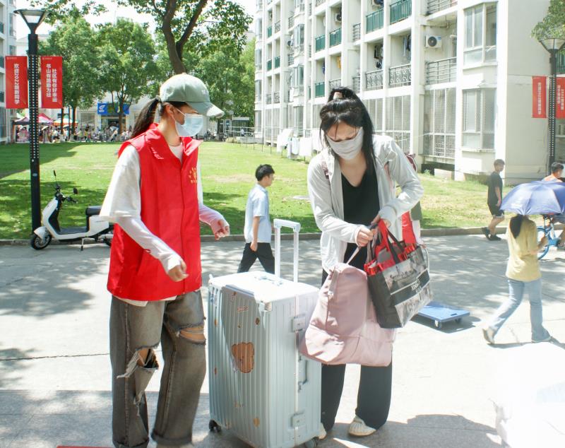 志愿者准备接过行李.jpg