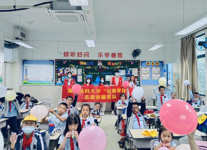 志愿者和小朋友大合照.jpg