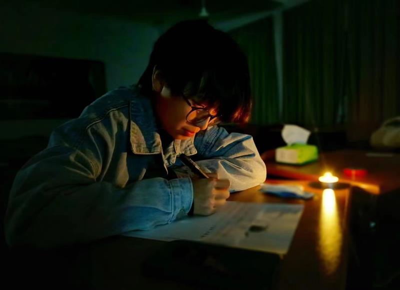同学书写“遗书”中.jpg