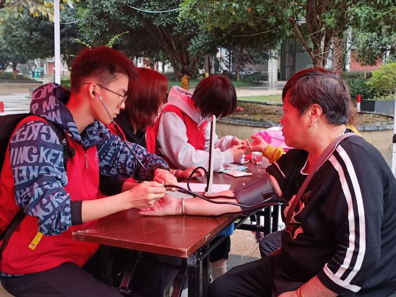 志愿者测血糖血压中2.jpg